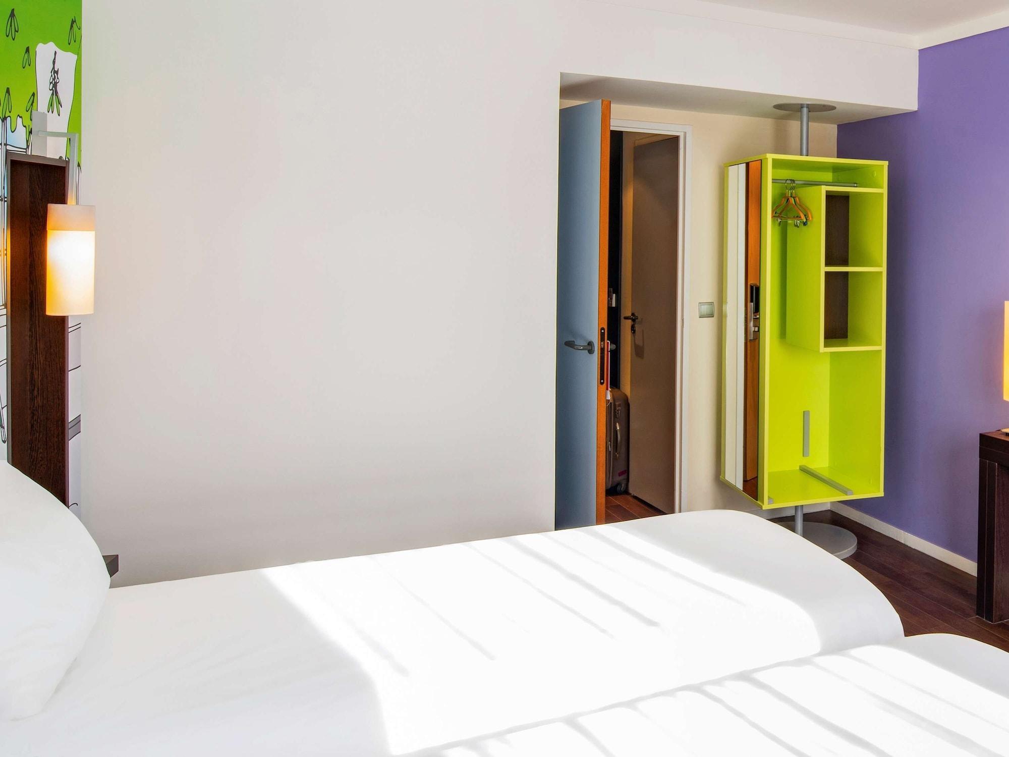 Hotel ibis Styles Evry Cathédrale Courcouronnes Exterior foto