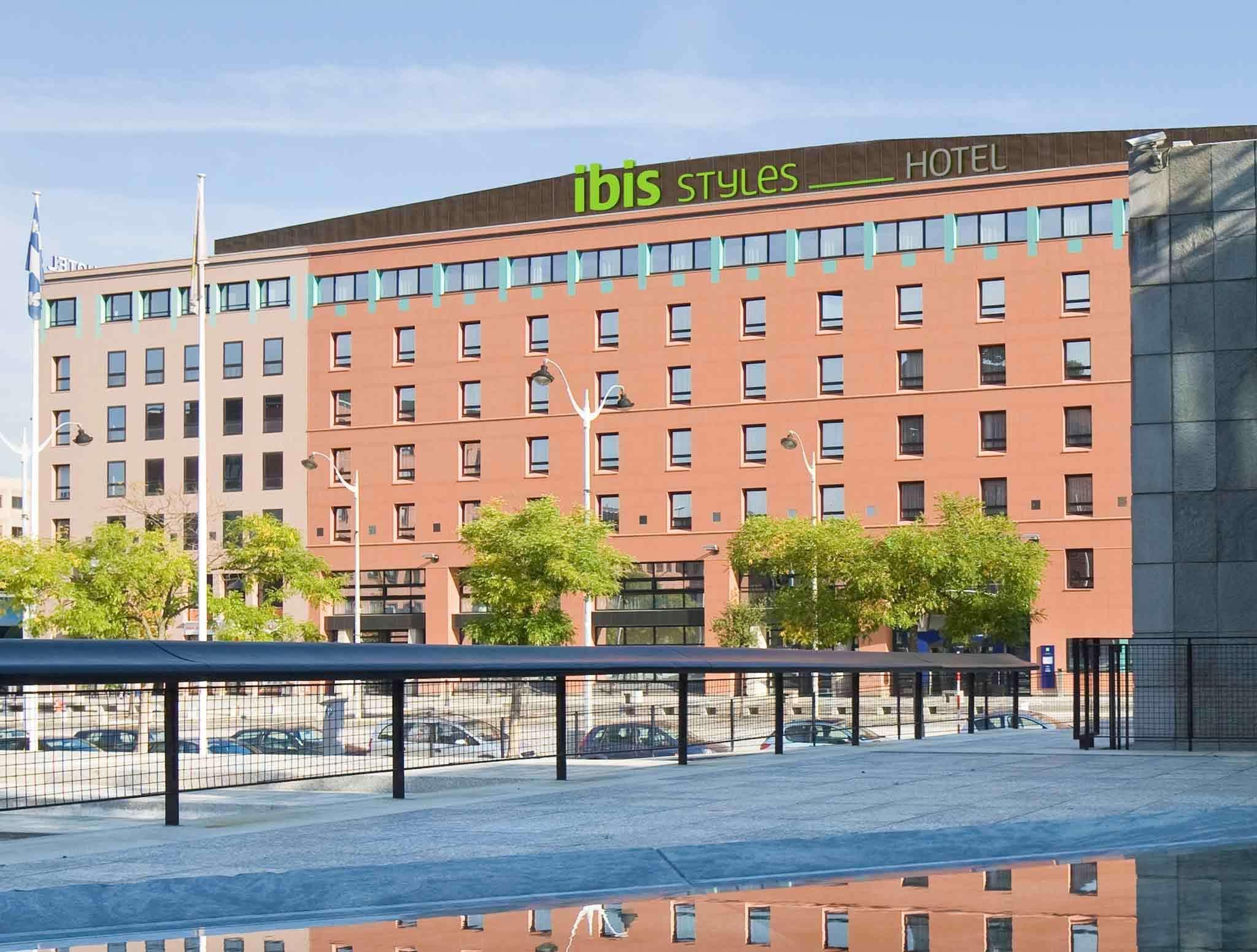 Hotel ibis Styles Evry Cathédrale Courcouronnes Exterior foto
